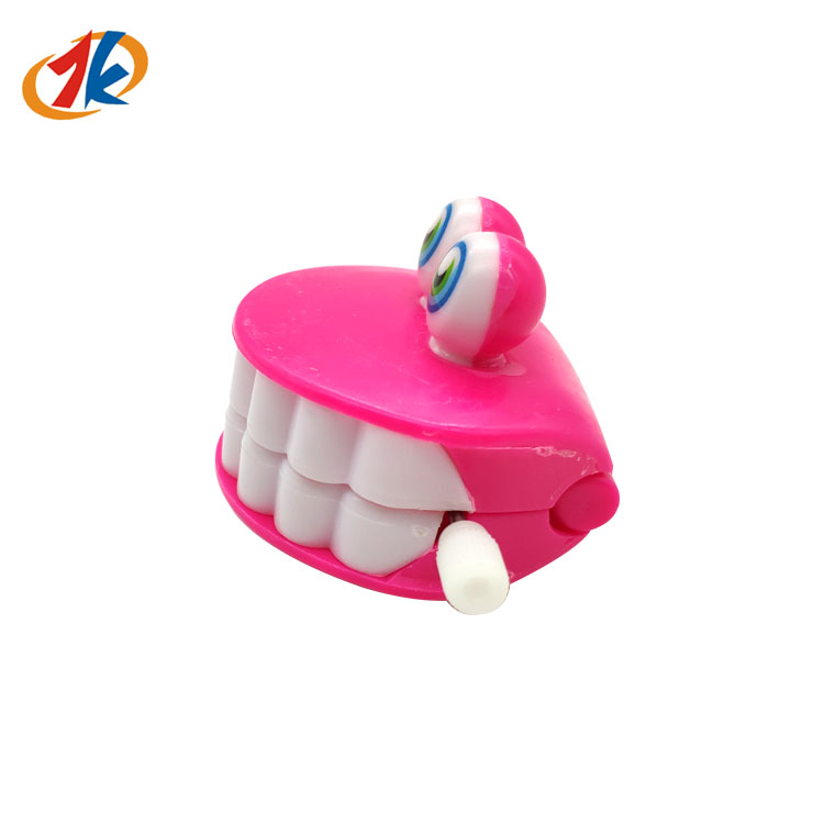 Des jouets de dents en plastique drôles finissent les jouets dents